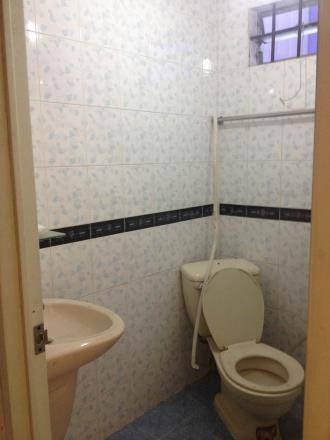 Phòng đẹp rộng rãi có cửa sổ WC riêng sát đường CMTT