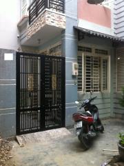 Nhà hẻm Lê Quang Định, P. 1, GV 1 trệt 3 lầu đúc kiên cố