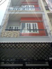 Bán nhà (4m x 12m) đúc 3 tấm kiên cố, có sân để xe hơi