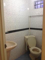 Phòng đẹp rộng rãi có cửa sổ WC riêng sát đường CMTT