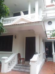 Bán hoặc cho thuê biệt thự cực đẹp Nghi Tàm gần Hồ Tây