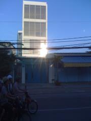  Nhà mặt tiền có 2 dãy nhà , mỗi dãy 4 tầng & hầm xe